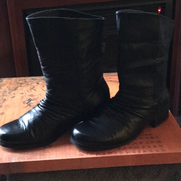 Black boots - Picture 2 of 2